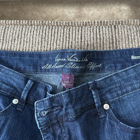 Gloria Vanderbilt Slimming Dark Wash Denim Jean Bermuda Shorts Size 12 - Picture 2 of 3